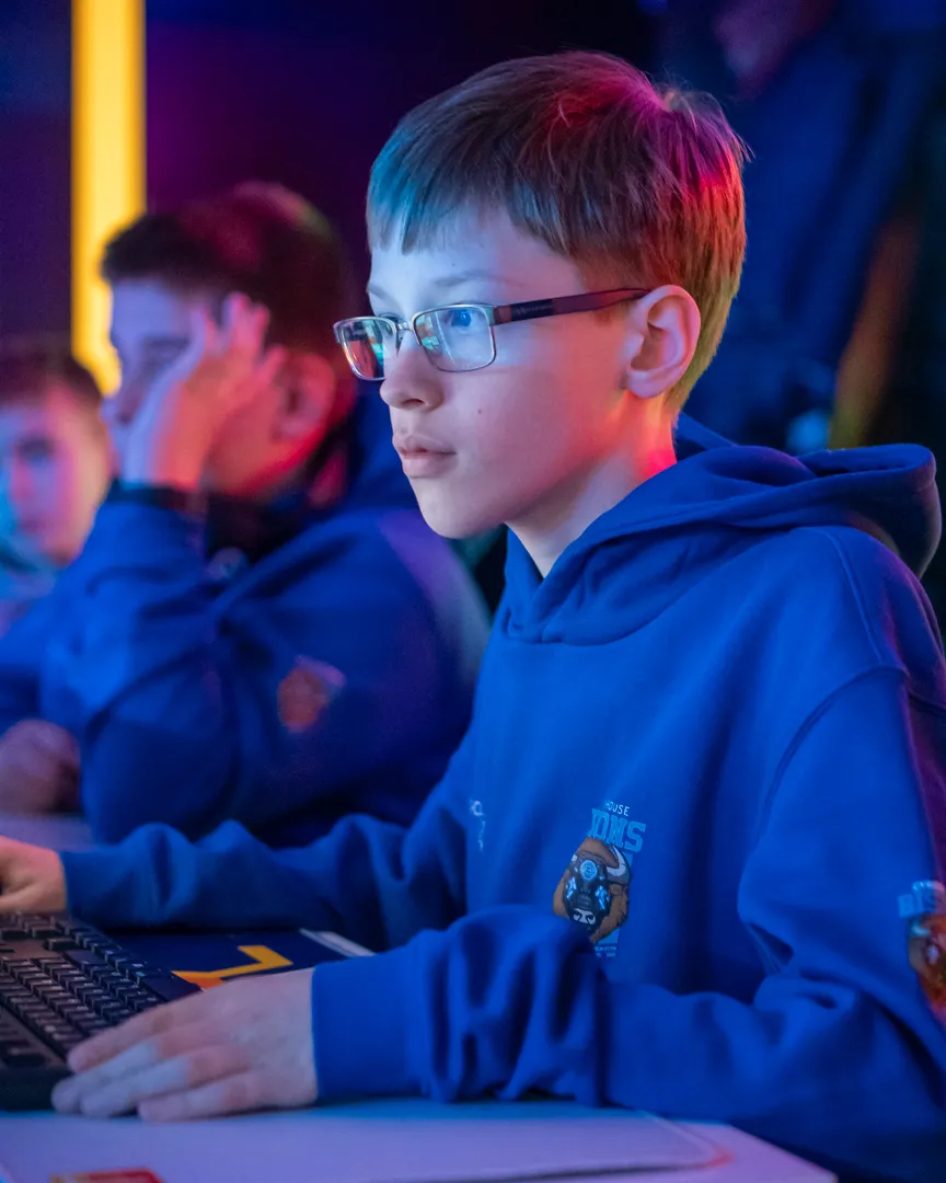 Uczeń podczas zajęć komputerowych w IT-Club.Academy
