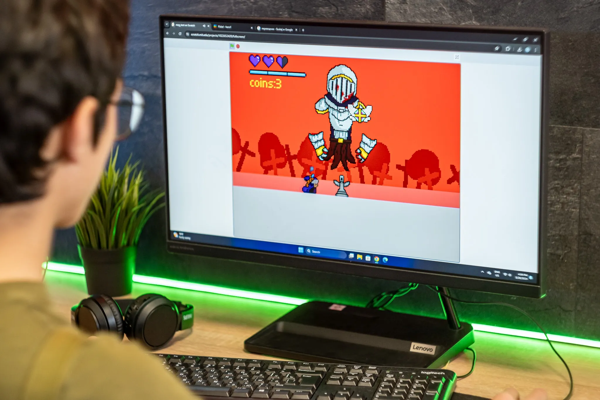 Uczeń sprawdza działanie gotowej gry przygotowanej w Scratch