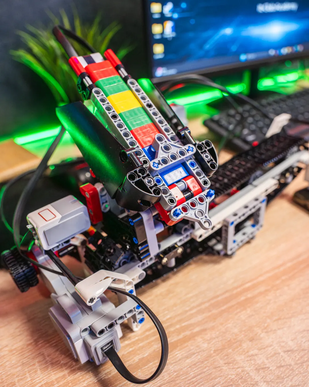 Robot LEGO przygotowany do programowania i uruchomienia