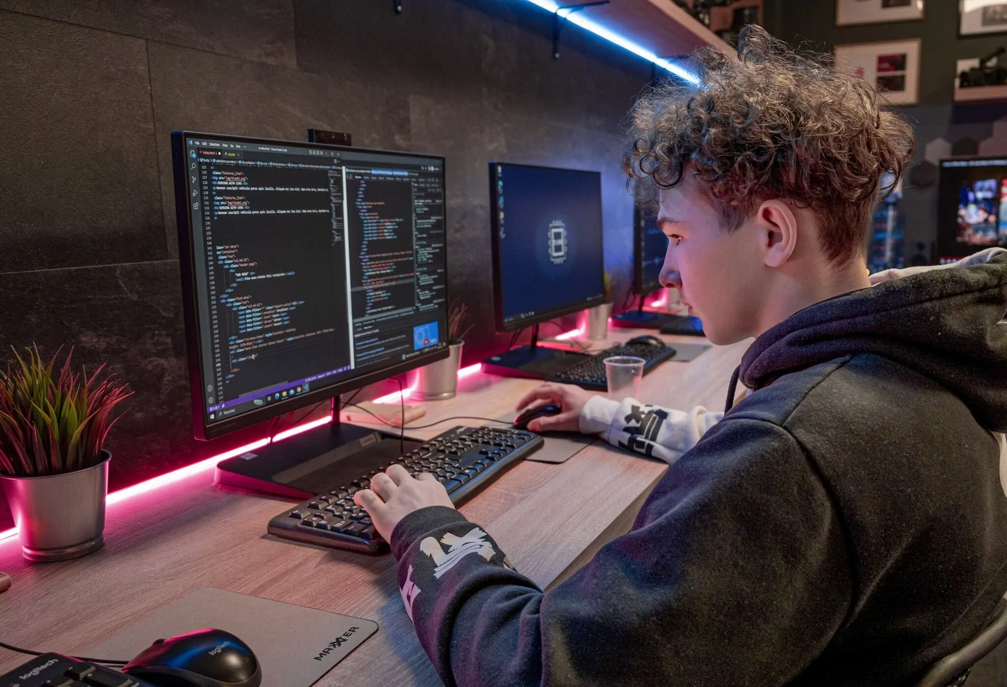 Uczeń koduje stronę internetową podczas zajęć