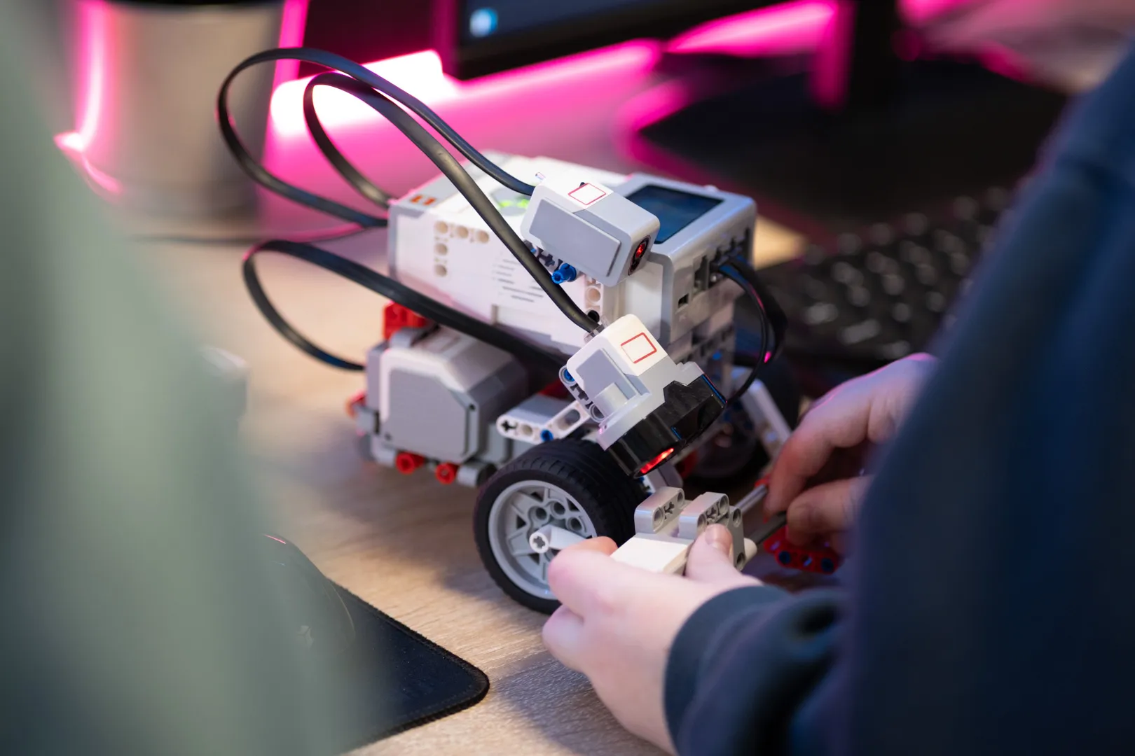 Uczeń składa i testuje własnego robota LEGO podczas kursu robotyki