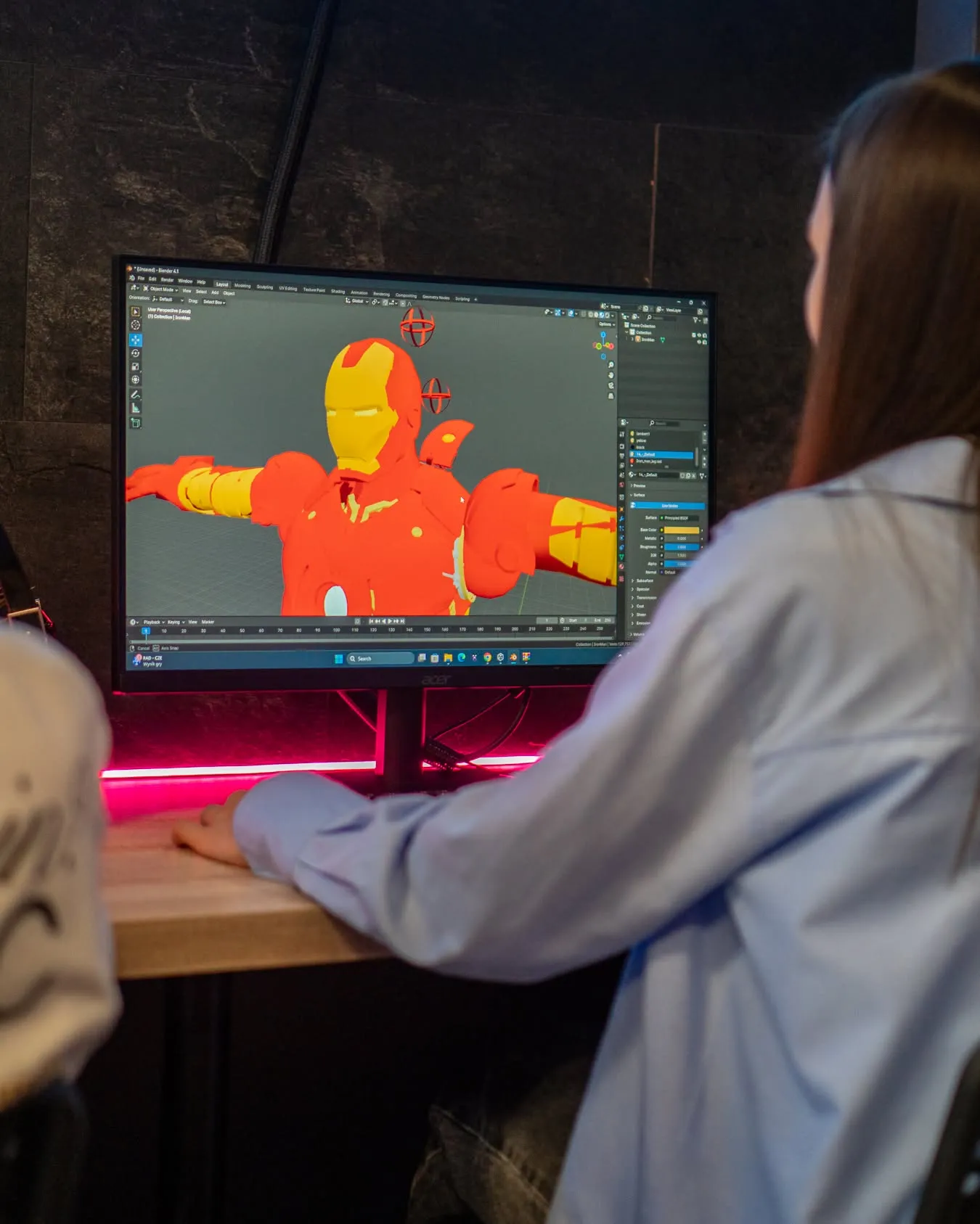 Uczennica modeluje postać Iron Mana w programie Blender
