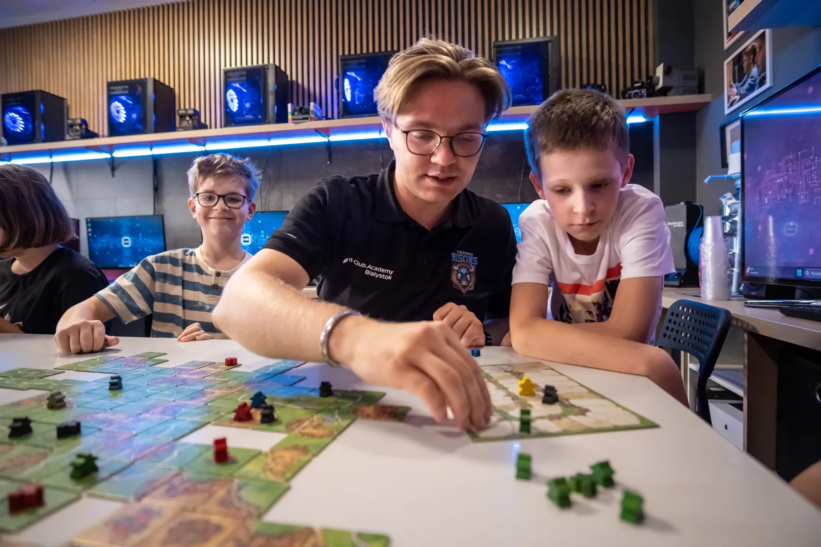 Uczniowie IT-Club wspólnie grają w strategiczną grę planszową