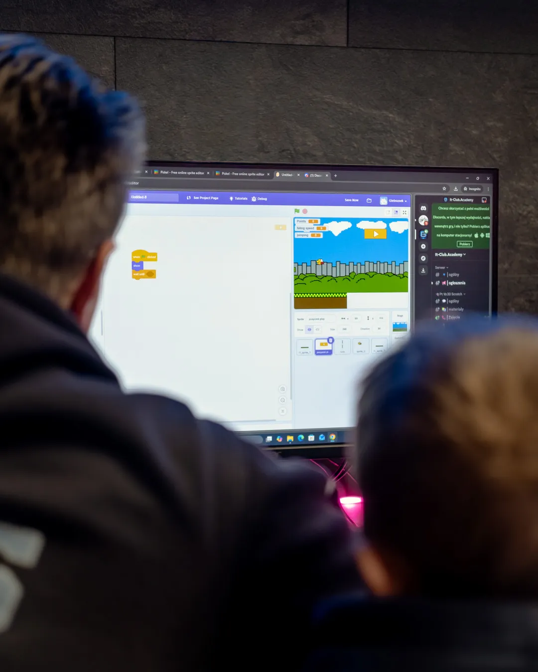 Uczniowie programują własną grę podczas kursu Scratch